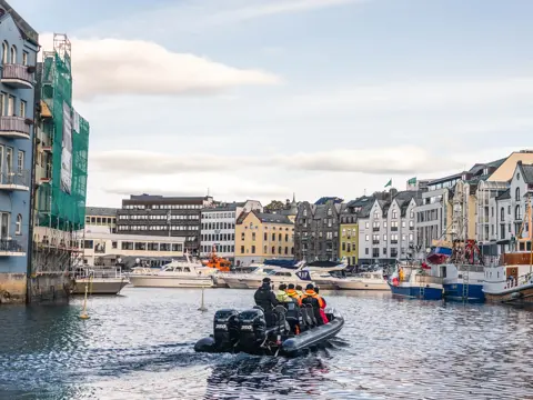 Ribtur på sjøen, gruppe med mennesker i båten 