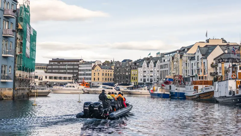 Ribtur på sjøen, gruppe med mennesker i båten 