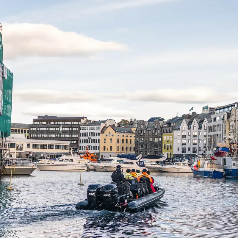 Ribtur på sjøen, gruppe med mennesker i båten 