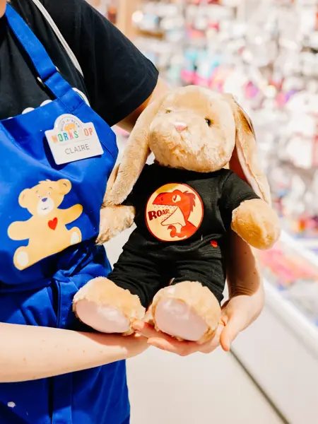 dame holder frem bamse