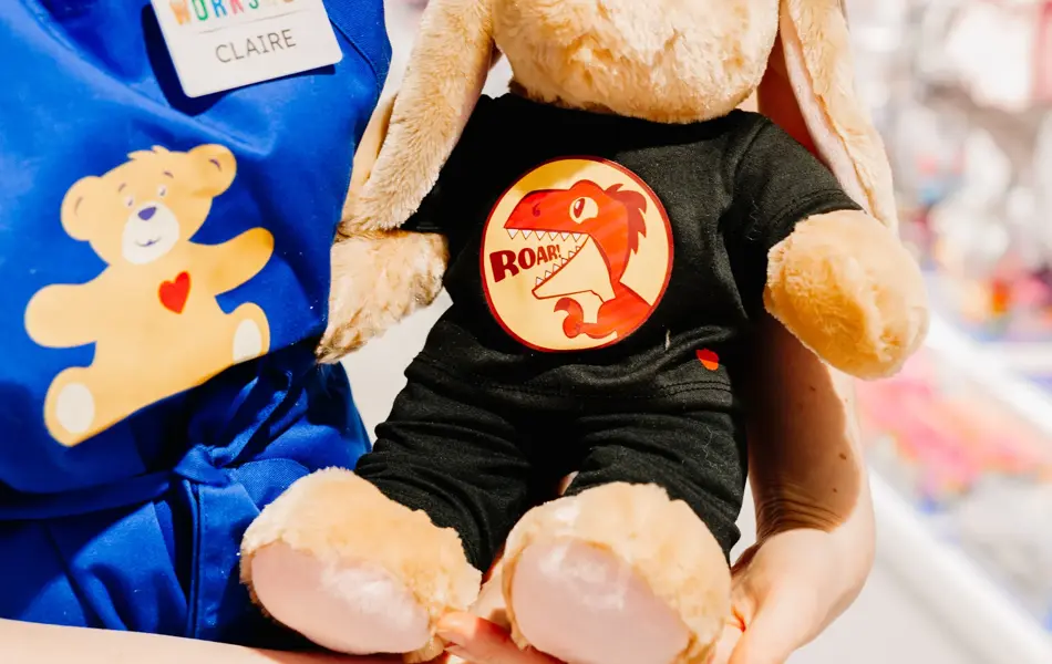 dame holder frem bamse