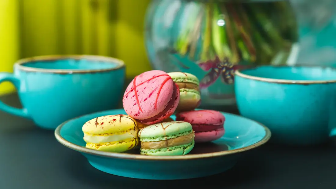 tapet-kopp-kaffe-makroner