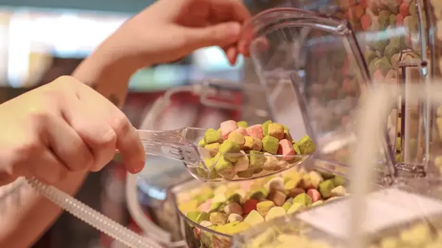 Godterihylle med hundesnop