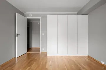 Innebygget garderobeskap med hvite skyvedører, leilighet H0104, Hallingtunet i Flå.