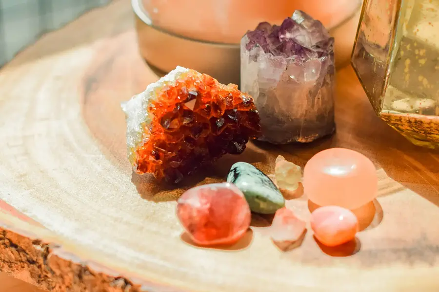 krystaller, steiner på et trebord