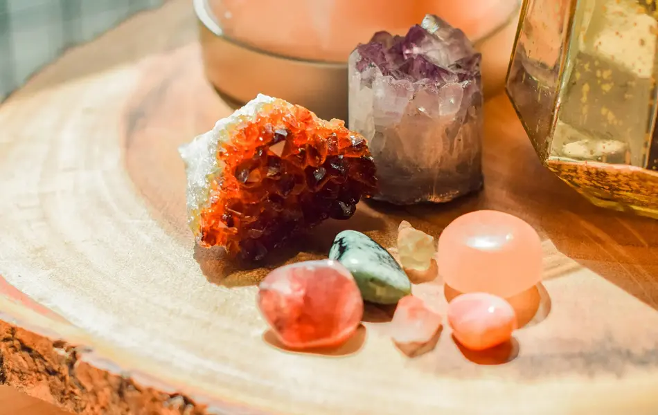 krystaller, steiner på et trebord
