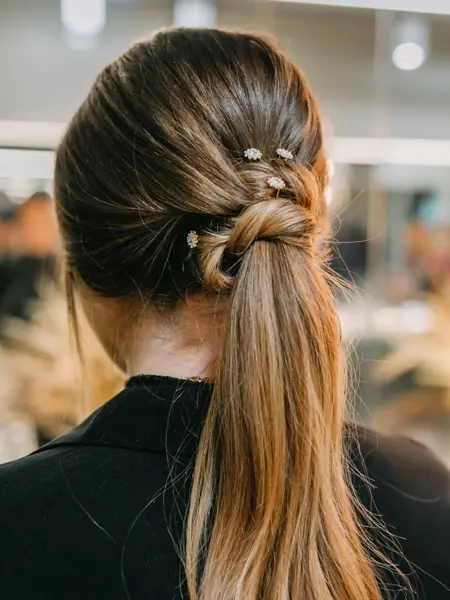 Dame med hår stylet og spenner i håret