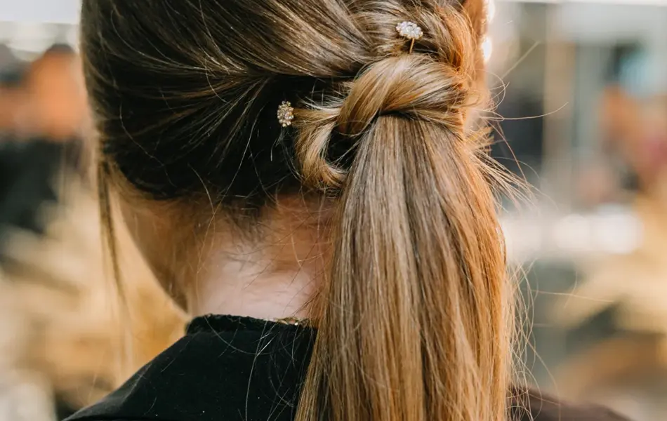 Dame med hår stylet og spenner i håret