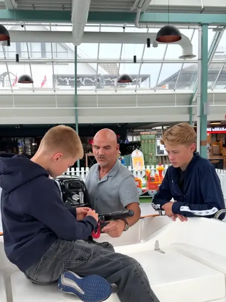 Senterleiar Åge Torsvik viser båten