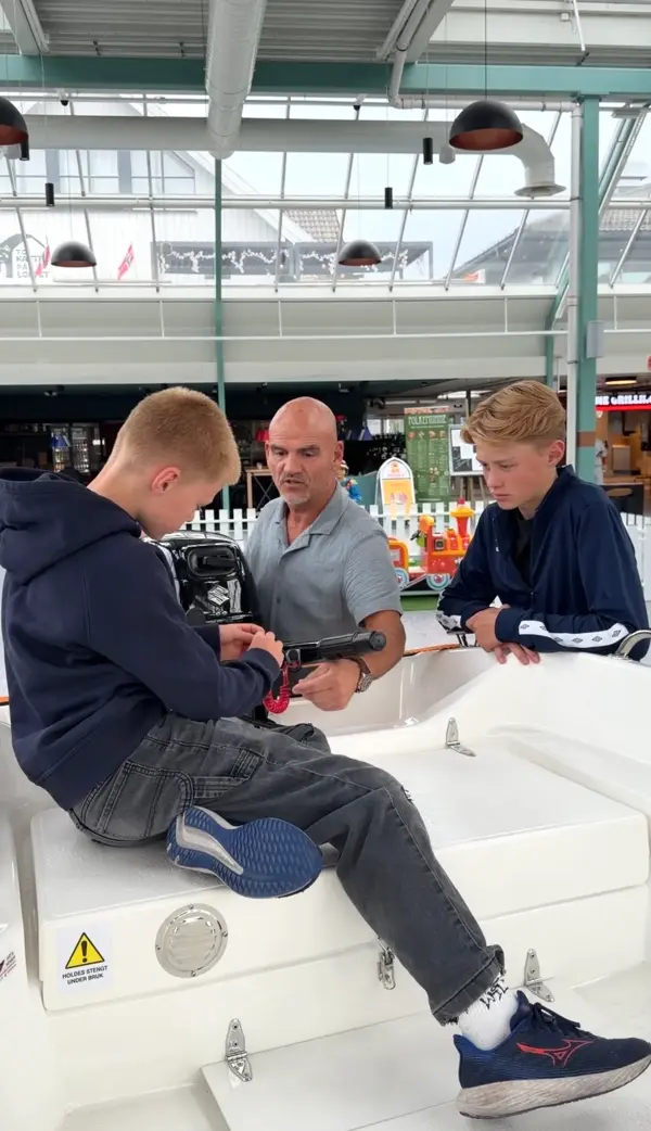 Senterleiar Åge Torsvik viser båten