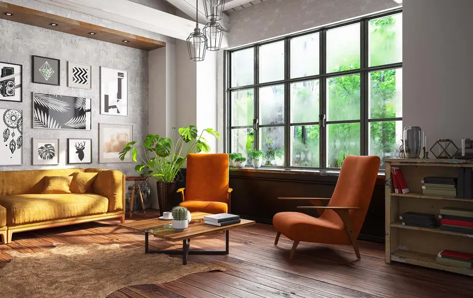 Rom med rå betongvegg, bilder på veggen, gul sofa, dyreskinn på gulvet, gammel hylle, fabrikkvinduer, fargerike stoler, planter og tregulv. Interiørtrend vår 2022.
