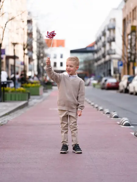 Barnemote 17 mai - inspirerende antrekk til gutt og jente på 17 mai