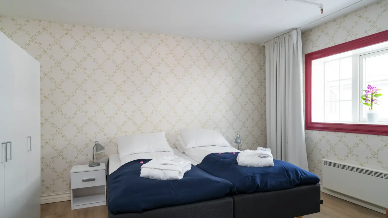 Morgenkåper på dobbeltseng i bryllupsuite på Thon Hotel Hallingdal