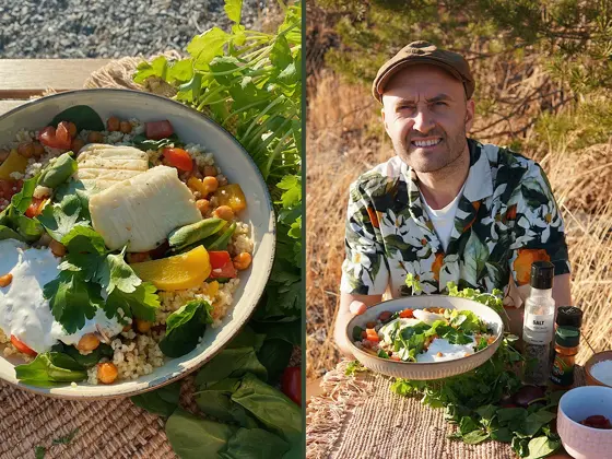 Skål med ferdig grillet hallomisalat og Steffen Johansen holder frem skål