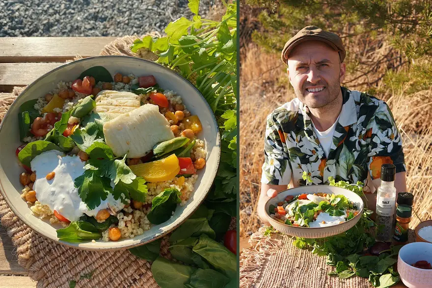 Skål med ferdig grillet hallomisalat og Steffen Johansen holder frem skål