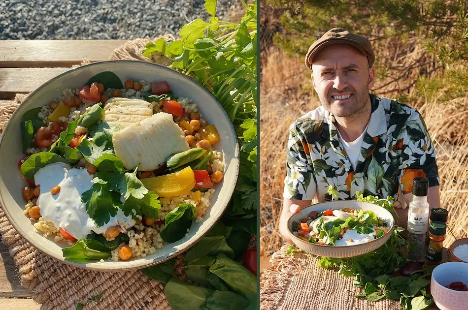 Skål med ferdig grillet hallomisalat og Steffen Johansen holder frem skål