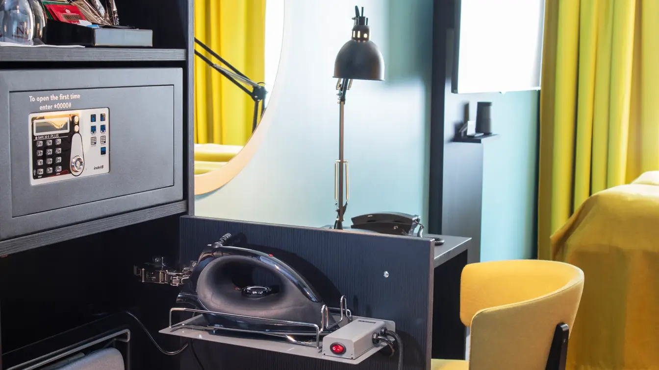 Skap med strykejern og strykebrett i rom på Thon Hotel Bristol Bergen