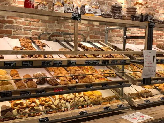 Bakevarer og baguetter i en selvbetjeningsdisk