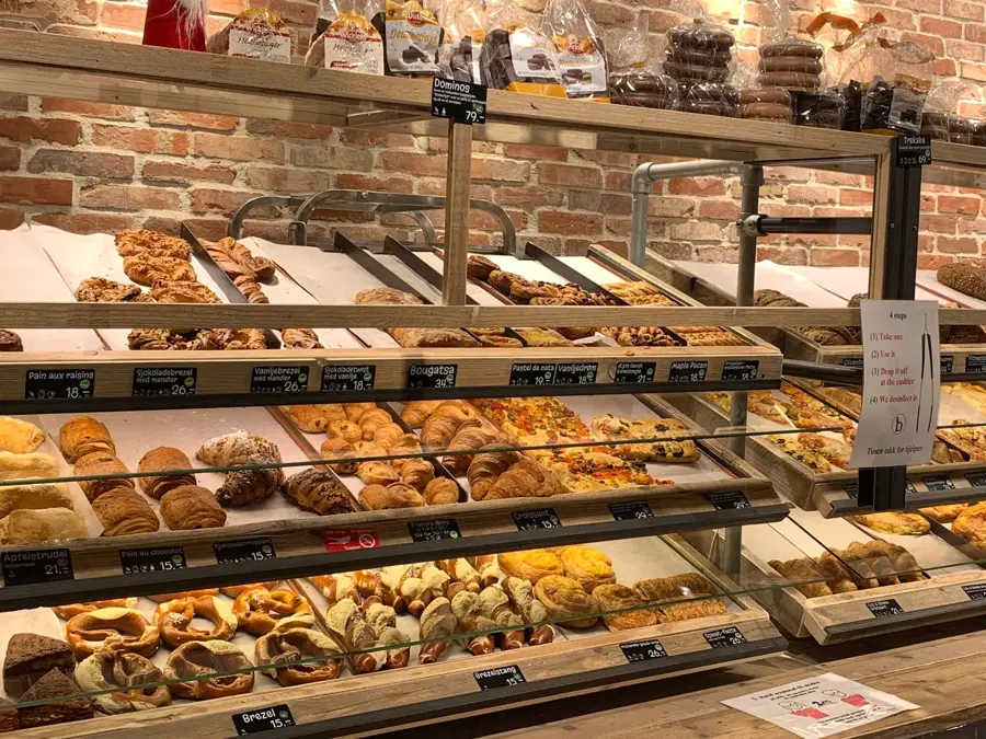 Bakevarer og baguetter i en selvbetjeningsdisk