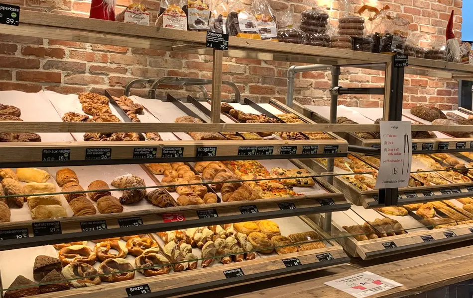 Bakevarer og baguetter i en selvbetjeningsdisk