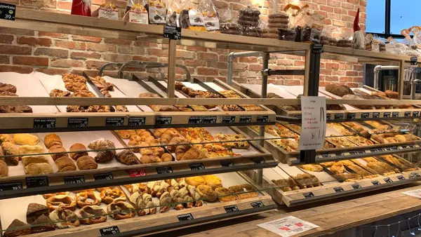 Bakevarer og baguetter i en selvbetjeningsdisk