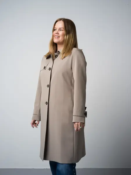 Freyja trenchcoat 7895 Freyja jeans 1395 Scorett pumps 2000-1