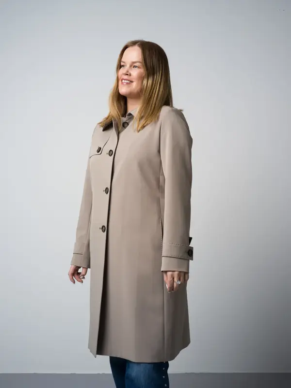 Freyja trenchcoat 7895 Freyja jeans 1395 Scorett pumps 2000-1