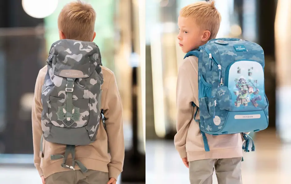 gutt med ryggen til kamera med beige genser og grå spettet skolesekk. Gutt ser til siden og har rygg mot kamera og blå skolsesekk