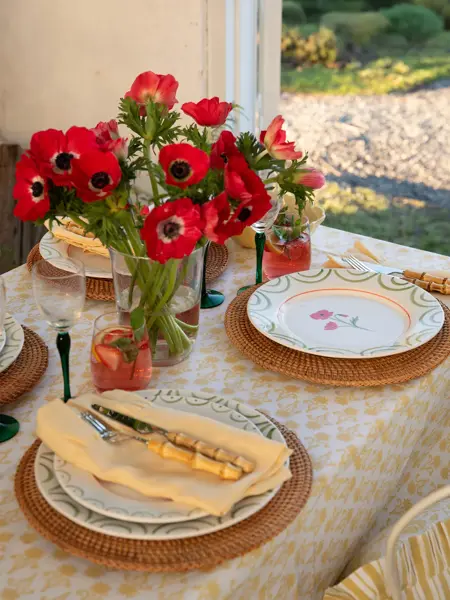 Hagebord og stoler dekorert med servise og blomster