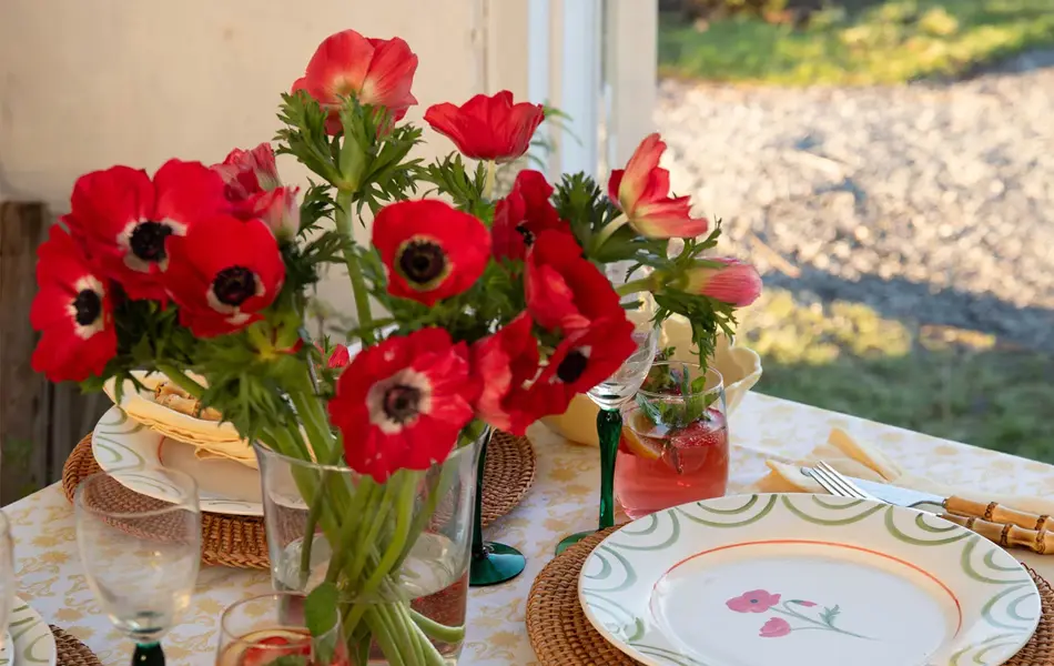 Hagebord og stoler dekorert med servise og blomster