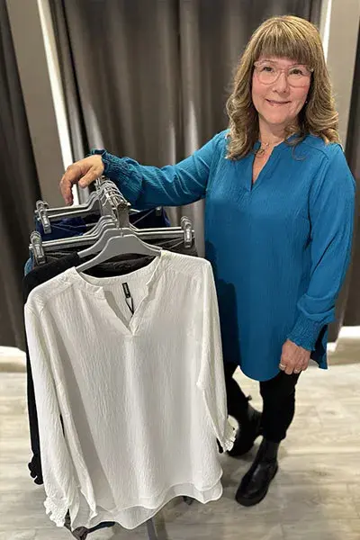 Dame med blå bluse fra Zavanna Alta.