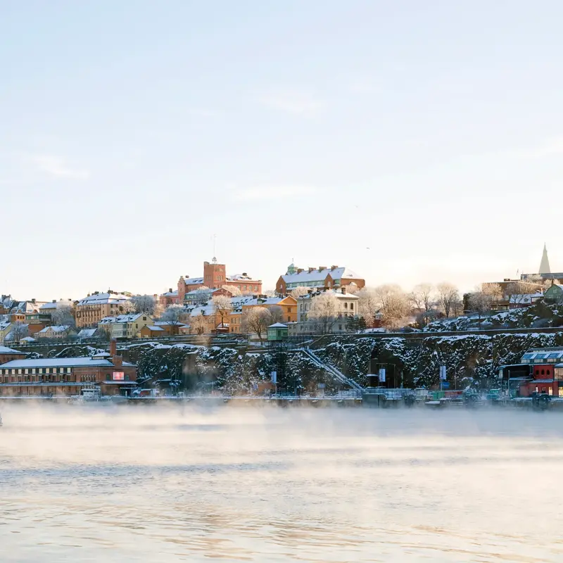 Stockholm i vinterdrakt. ferje på sjøen.