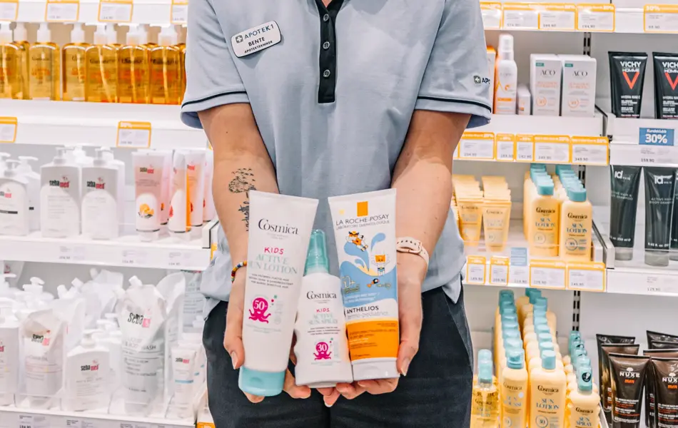 Dame som holder frem solkrem