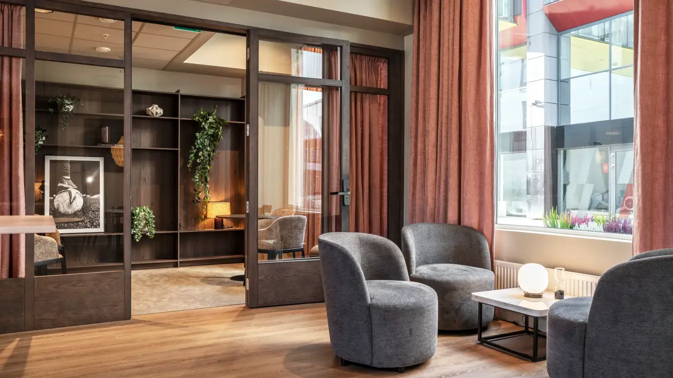 Lobby område, sitteplasser ved vindu, glassvegg mellom et rom ved siden av