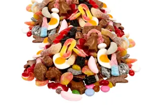 Utvalg av smågodt med sjokolade og gelégodteri.