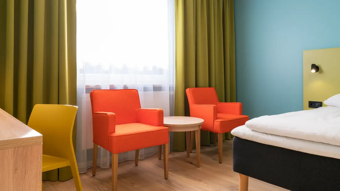 Stoler og bord i twin rom på Thon Hotel Gardermoen