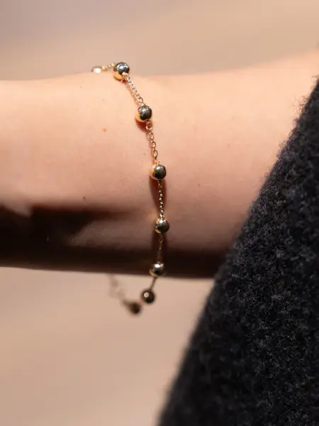 gullarmbånd med små kuler