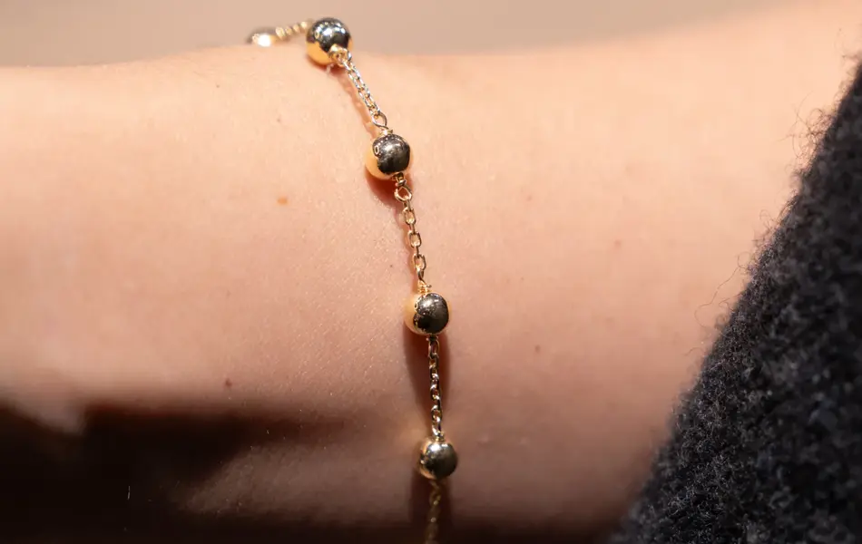 gullarmbånd med små kuler