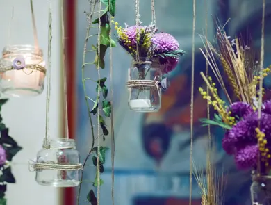 Vaser og lyskrukker henger i hyssing 