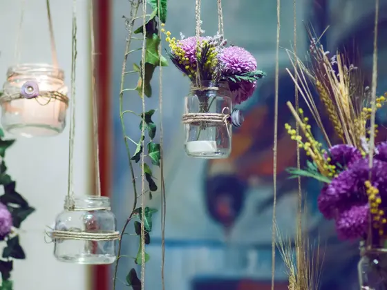 Vaser og lyskrukker henger i hyssing 