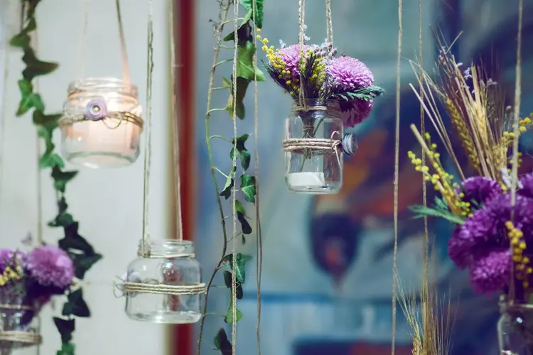 Vaser og lyskrukker henger i hyssing 