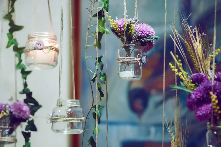 Vaser og lyskrukker henger i hyssing 