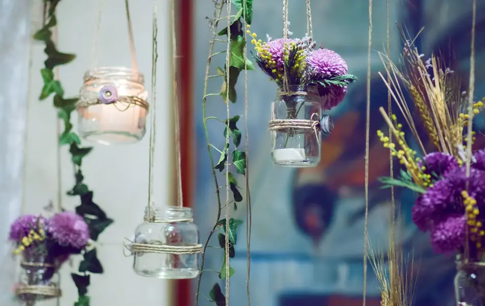 Vaser og lyskrukker henger i hyssing 