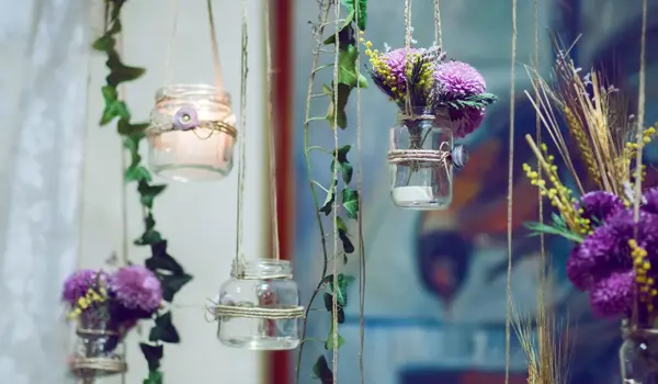 Vaser og lyskrukker henger i hyssing 