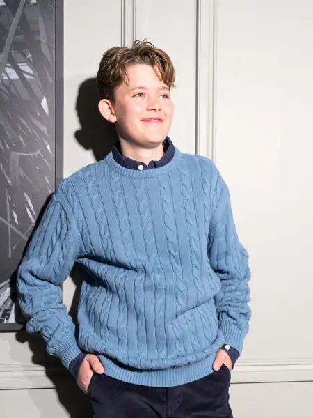 Gutt i blå genser