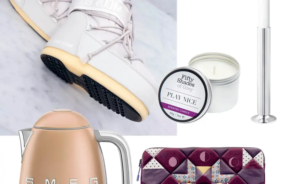 Ben med moonboots, ladestativ, duftlys, gulvlysestaker, Smeg vannkoker og PC-etui.