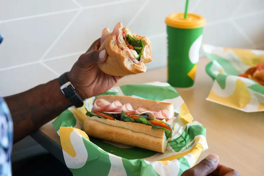 To sandwicher ligger klar i papir