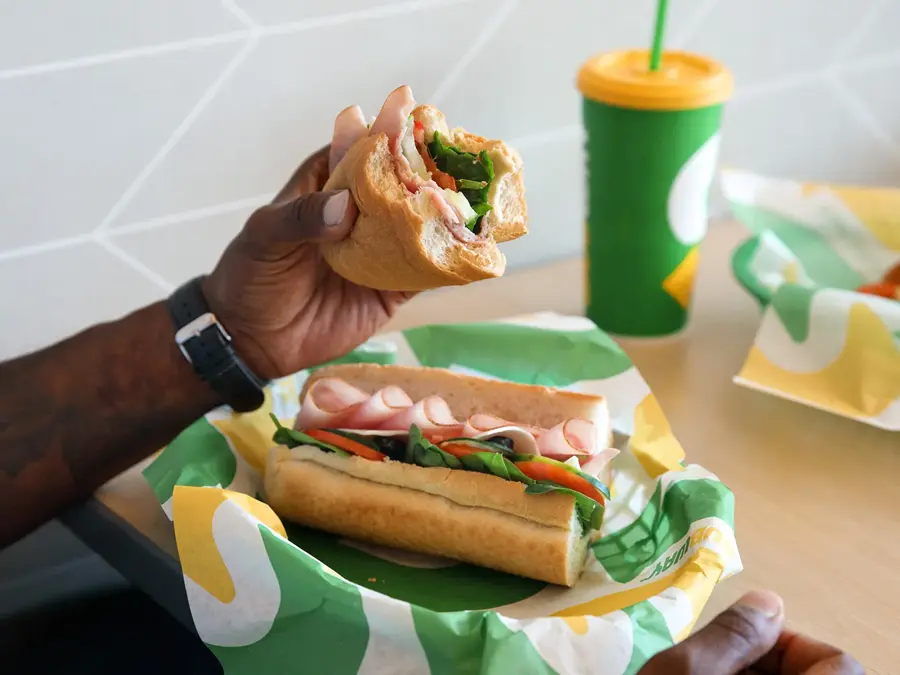 To sandwicher ligger klar i papir