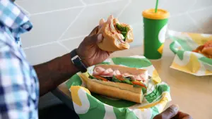 To sandwicher ligger klar i papir