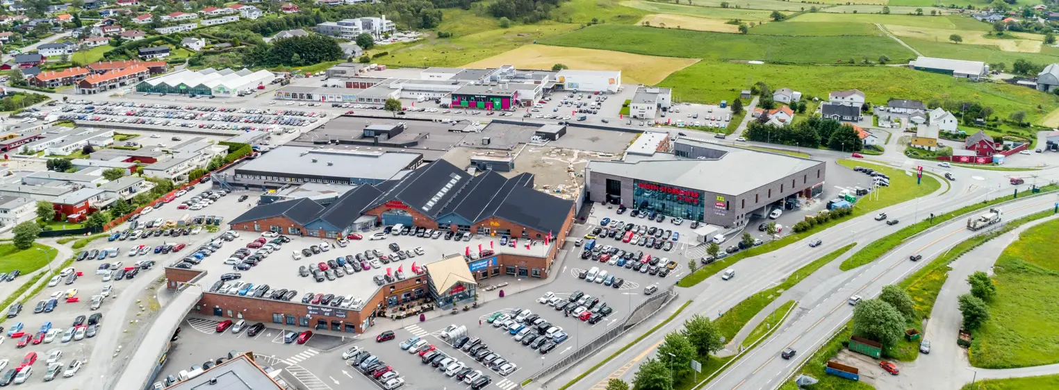 Oversiktsbilde av Oasen Storsenter og område rundt tatt fra luften